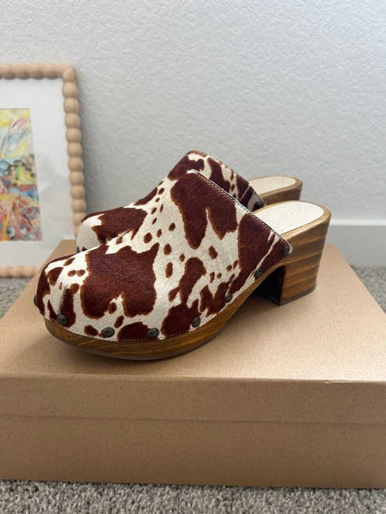 Matisse Shoes - Matisse Brown and White Cowhide Clog Mules